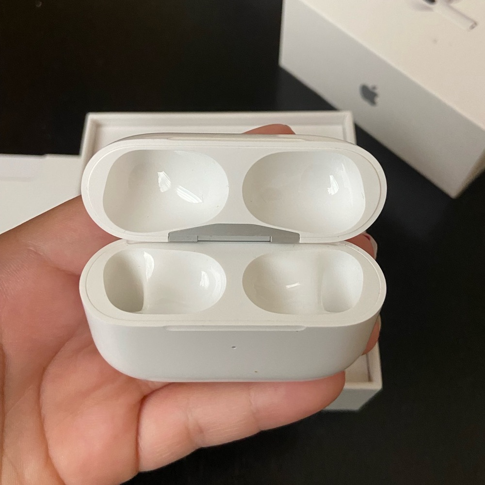 Airpods Pro wireless charging case (DOES NOT INCLUDE EARPIECES)
